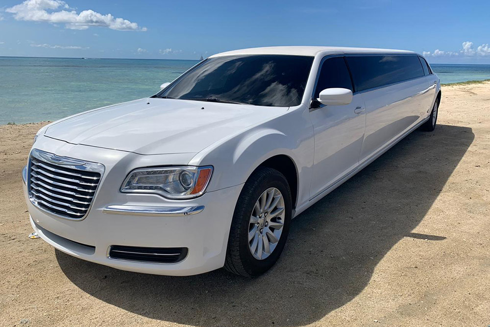 CHRYSLER 300 LIMO ONE WAY TRANSFER Aruba - vacaystore.com