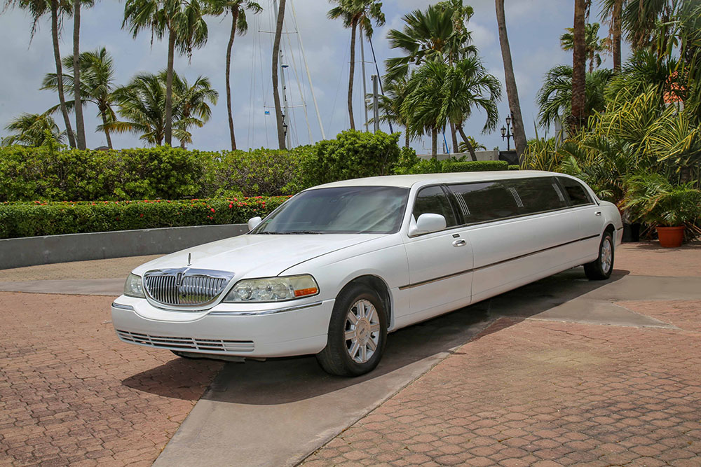 LINCOLN TOWN CAR LIMO ONE WAY TRANSFER Aruba - vacaystore.com