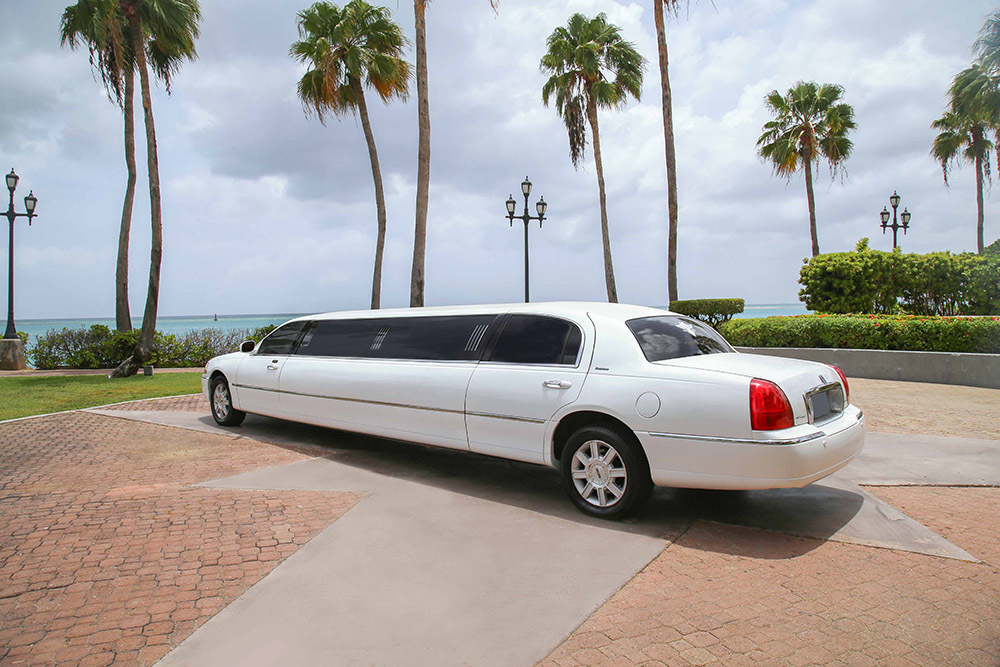 LINCOLN TOWN CAR LIMO ONE WAY TRANSFER Aruba - vacaystore.com